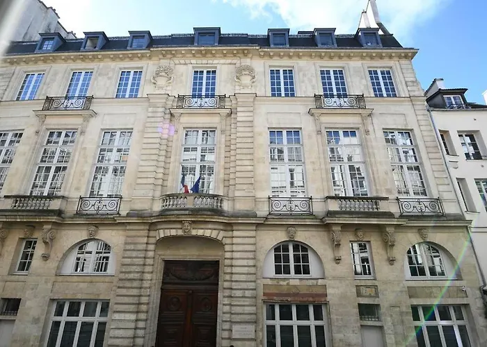We Parisian The Marais Cozy Home